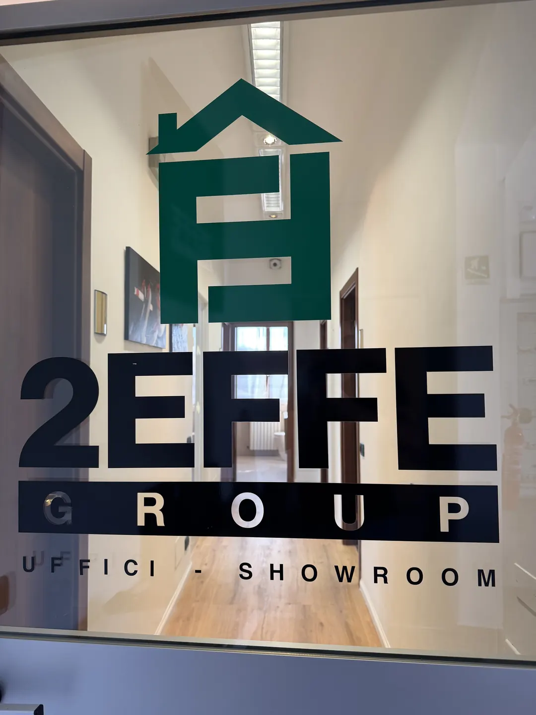 Porta a vetri dell'ingresso 2EFFE Group con il logo e la scritta uffici e showroom
